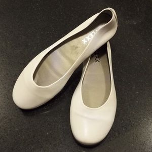 The Flexx white flats sz 8.5